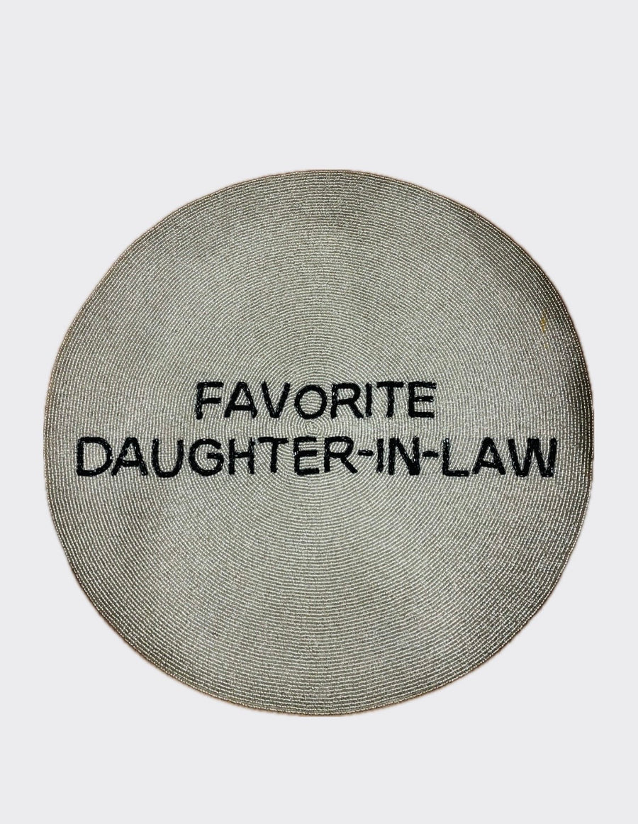 Sample round tablemat FAVORITE DAUGHTER IN LAW silver black